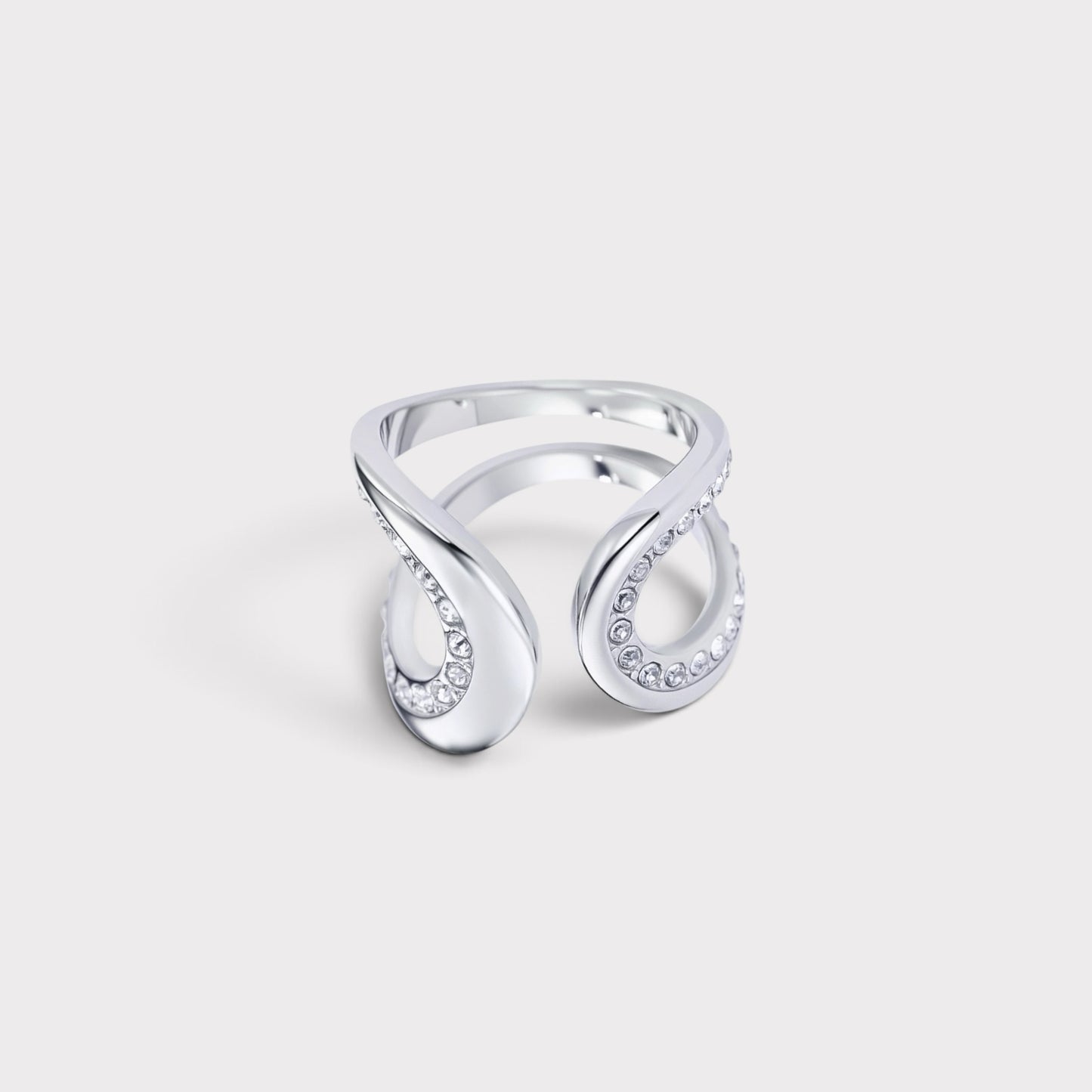 Anel Verve aberto em tom prateado com design fluido e cravação delicada de zircónias brilhantes.