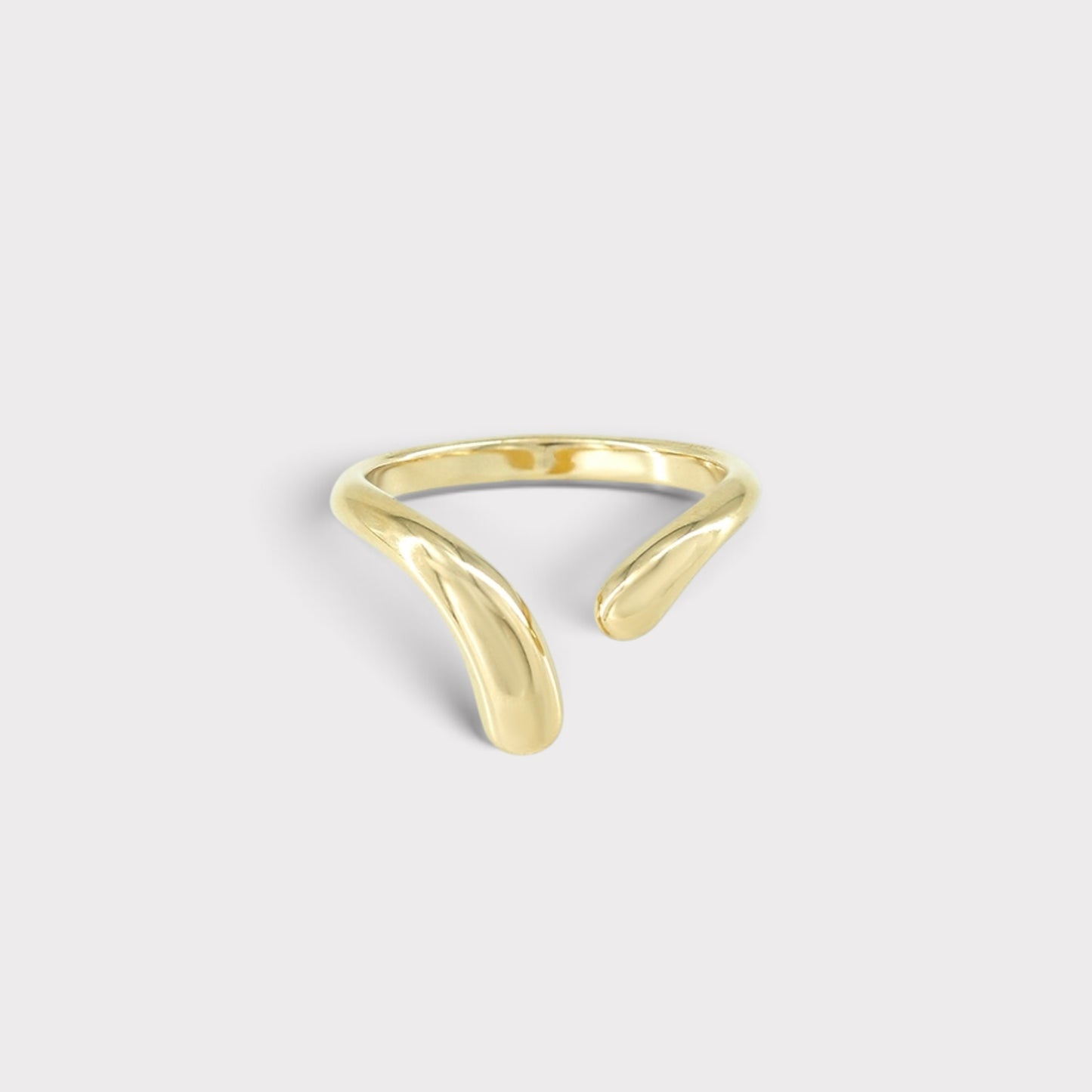 Anel Verve minimalista de design aberto com acabamento dourado brilhante e silhueta orgânica e assimétrica.