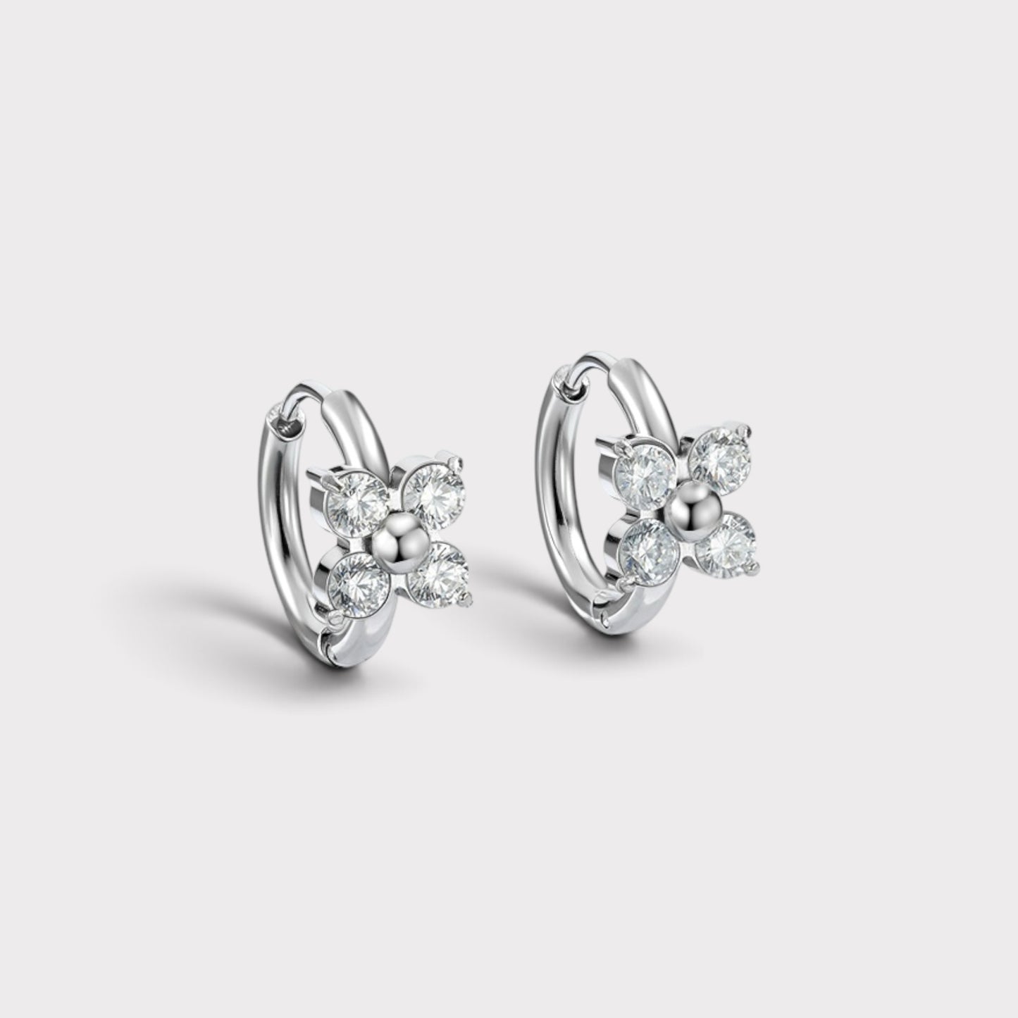 Brincos de argola Verve em metal prateado com design delicado de flor e zircónias brilhantes cravadas.