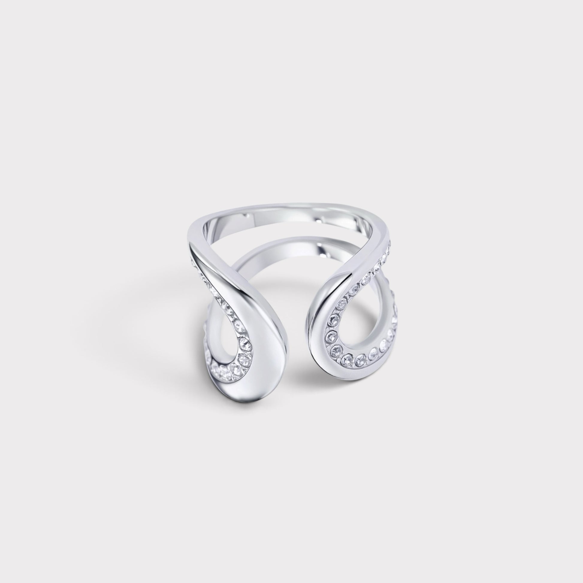 Anel Verve aberto em tom prateado com design fluido e cravação delicada de zircónias brilhantes.
