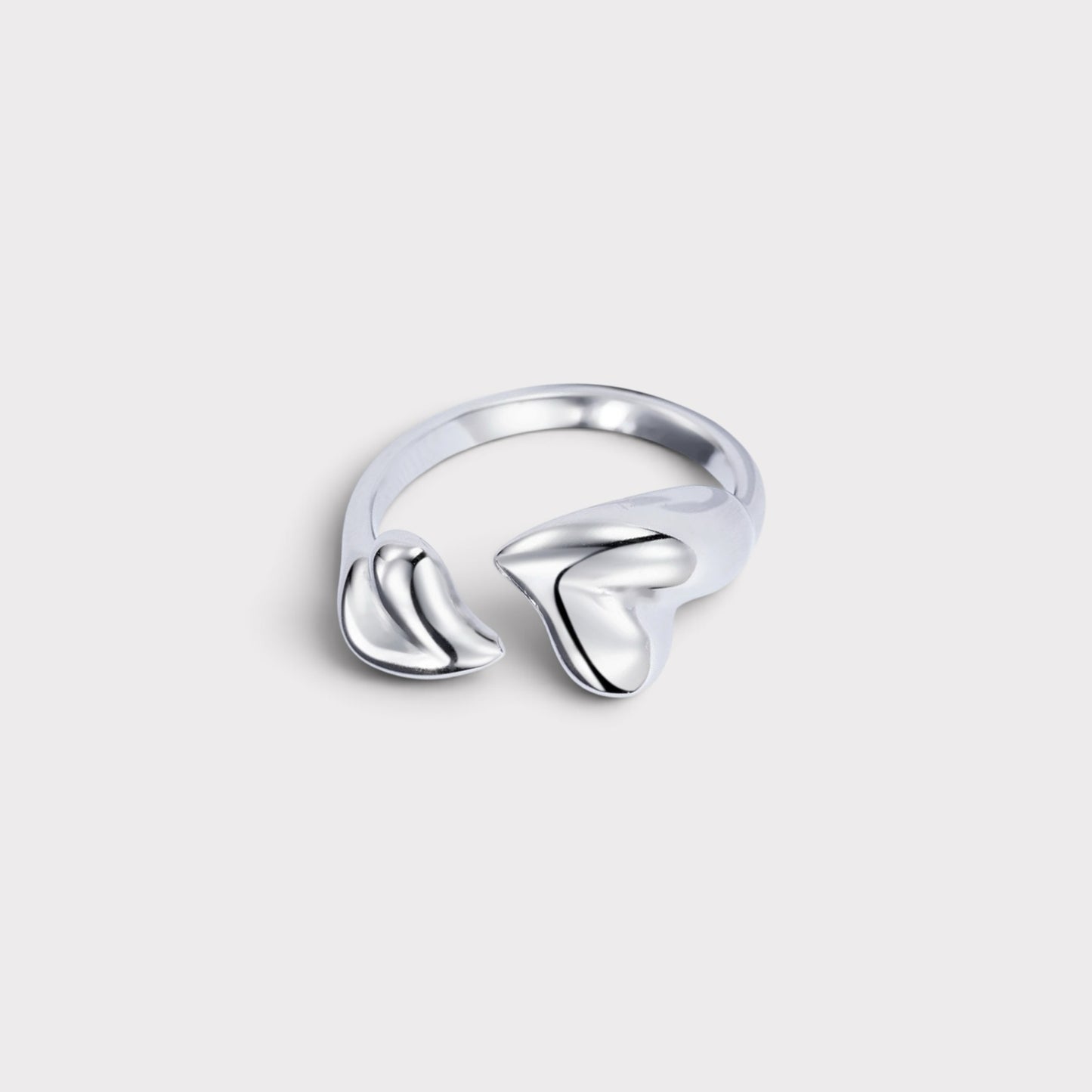 Anel Verve ajustável em metal prateado com design minimalista de dois corações estilizados e acabamento polido.