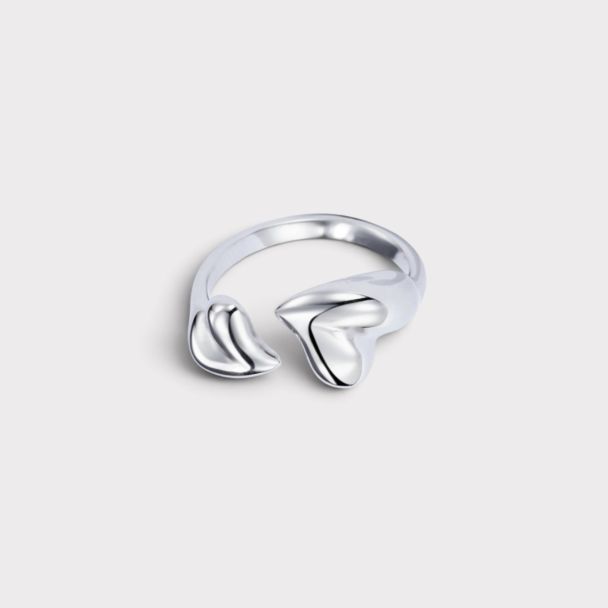 Anel Verve ajustável em metal prateado com design minimalista de dois corações estilizados e acabamento polido.