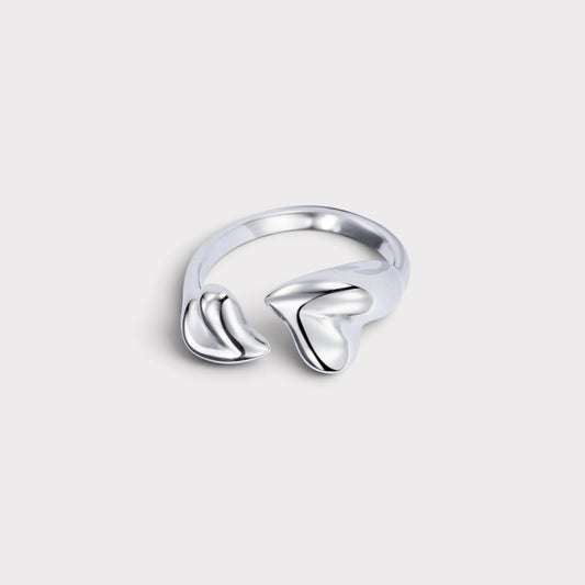 Anel Verve ajustável em metal prateado com design minimalista de dois corações estilizados e acabamento polido.