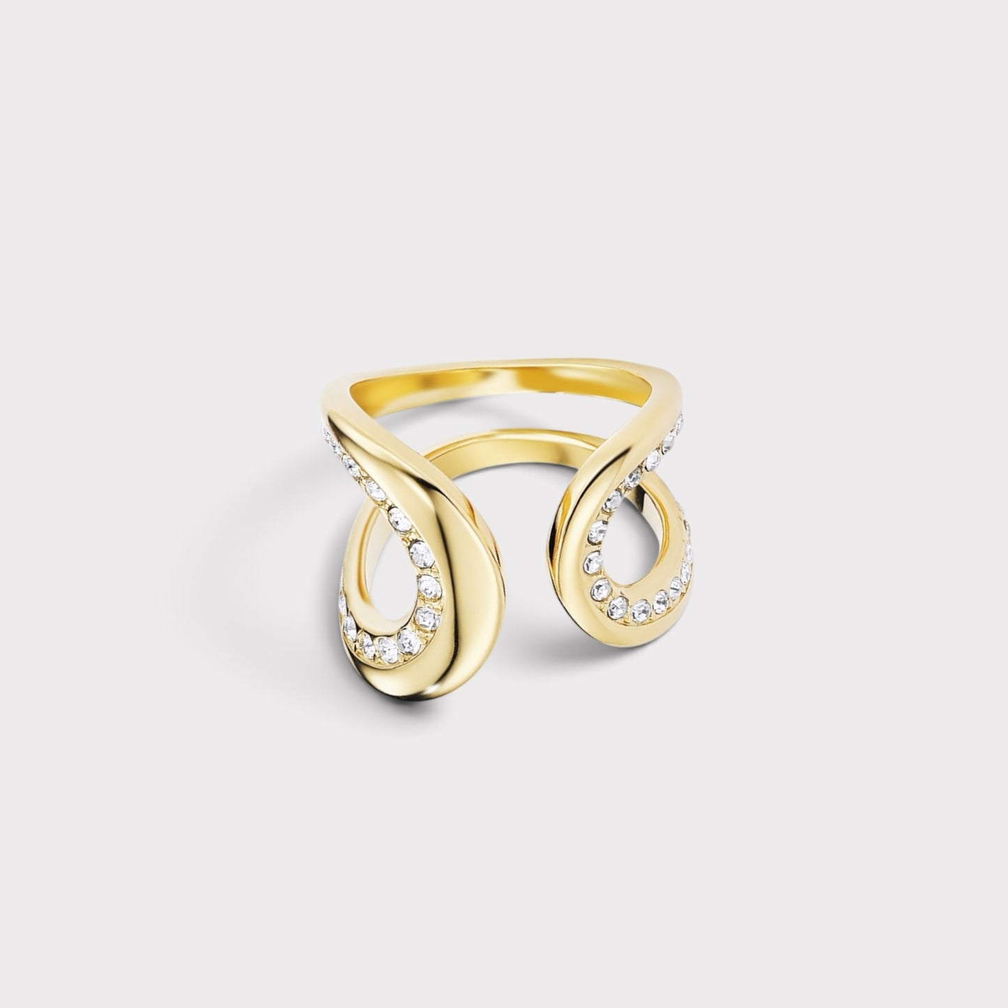 Anel Verve feminino aberto em tom dourado com design fluido e detalhes em cristais brilhantes.