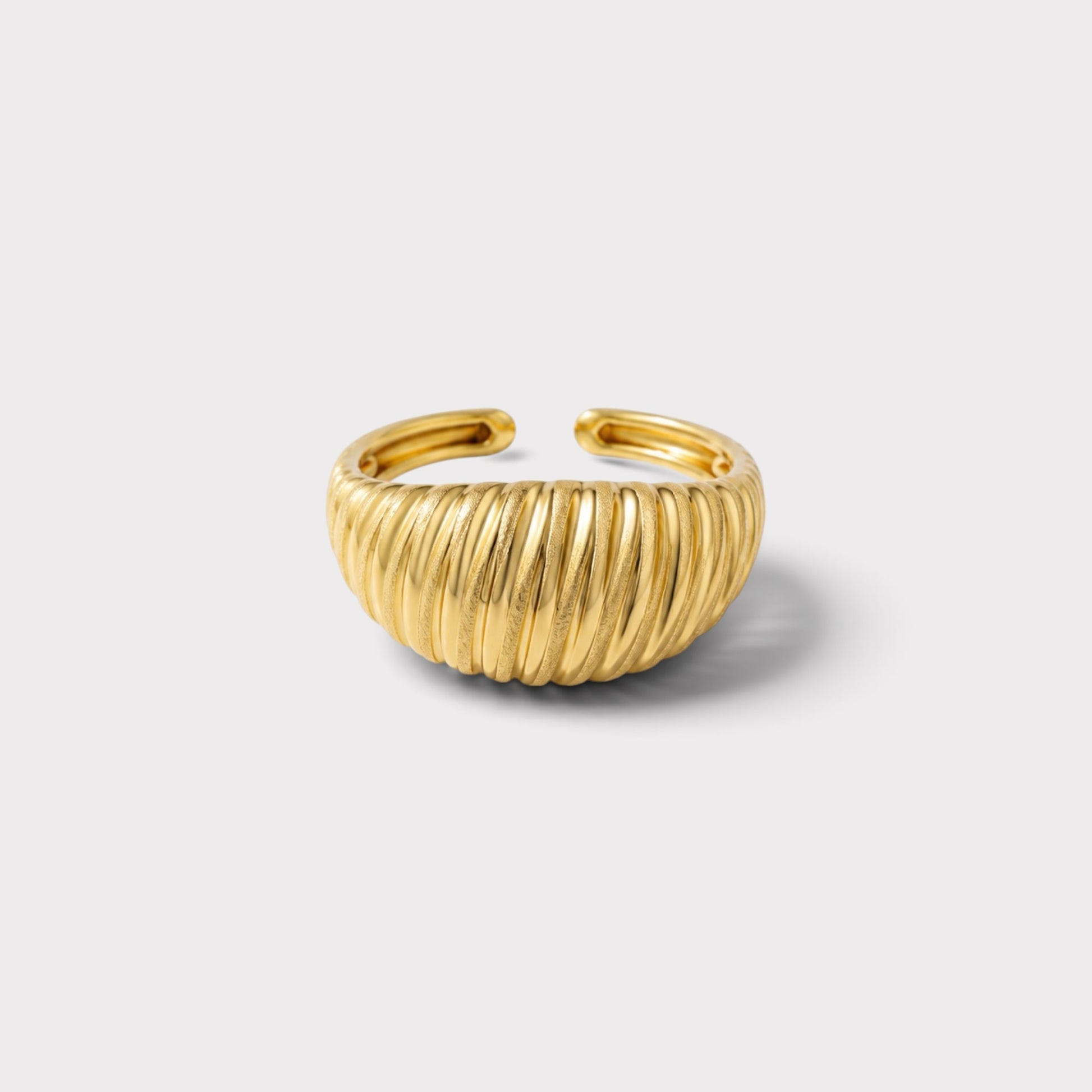 Anel Verve ajustável em tom dourado com design texturizado tipo croissant e acabamento estriado elegante.