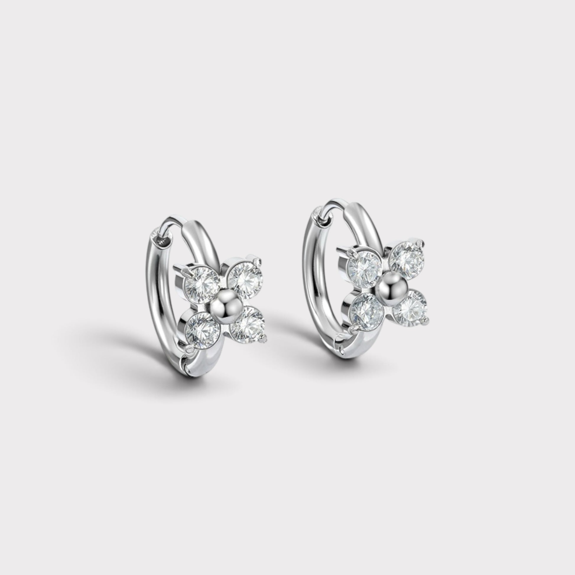 Brincos de argola Verve em metal prateado com design delicado de flor e zircónias brilhantes cravadas.