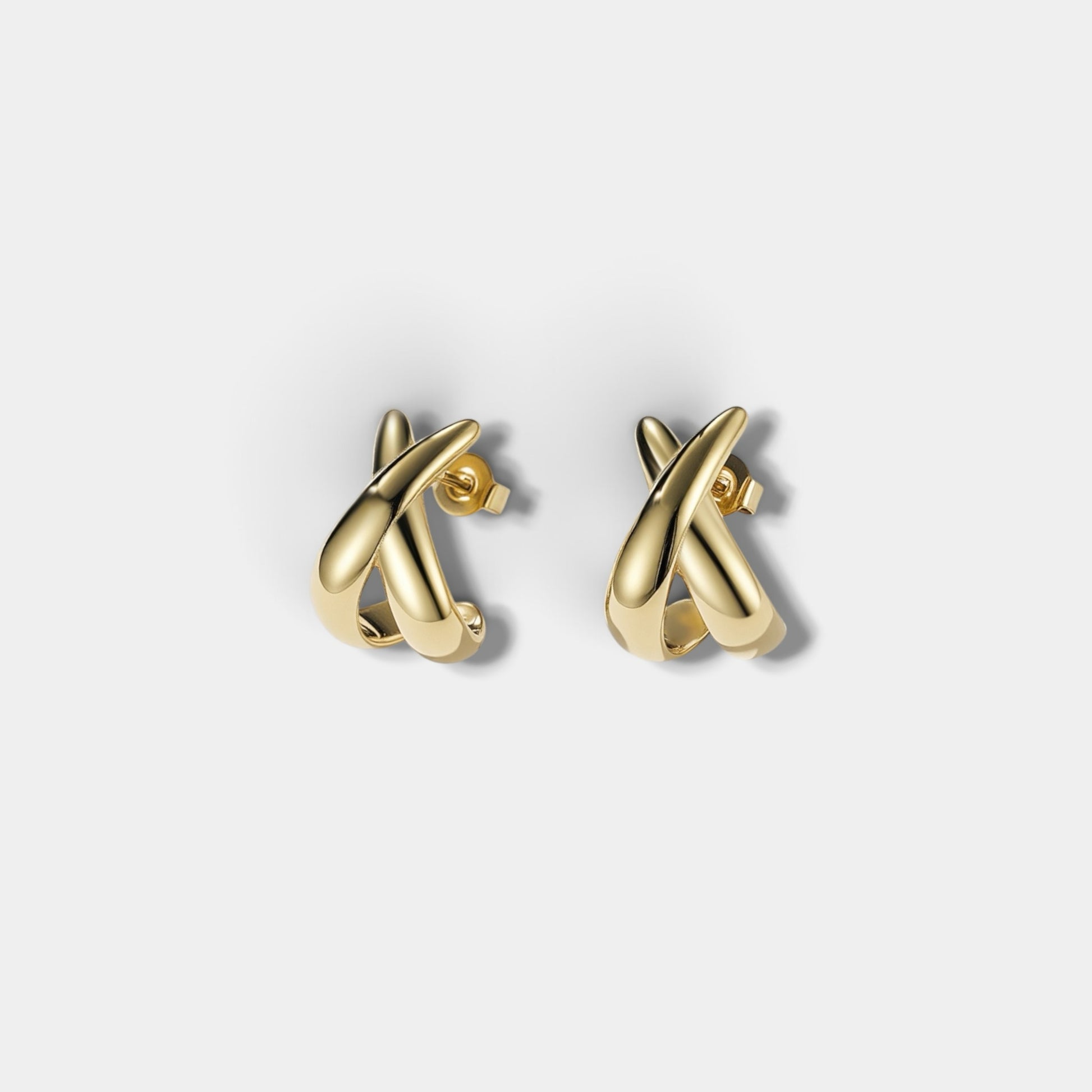 Brincos Verve em tom dourado polido com design cruzado em forma de X, elegantes e minimalistas para uso diário.