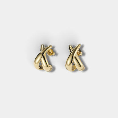 Brincos Verve em tom dourado polido com design cruzado em forma de X, elegantes e minimalistas para uso diário.