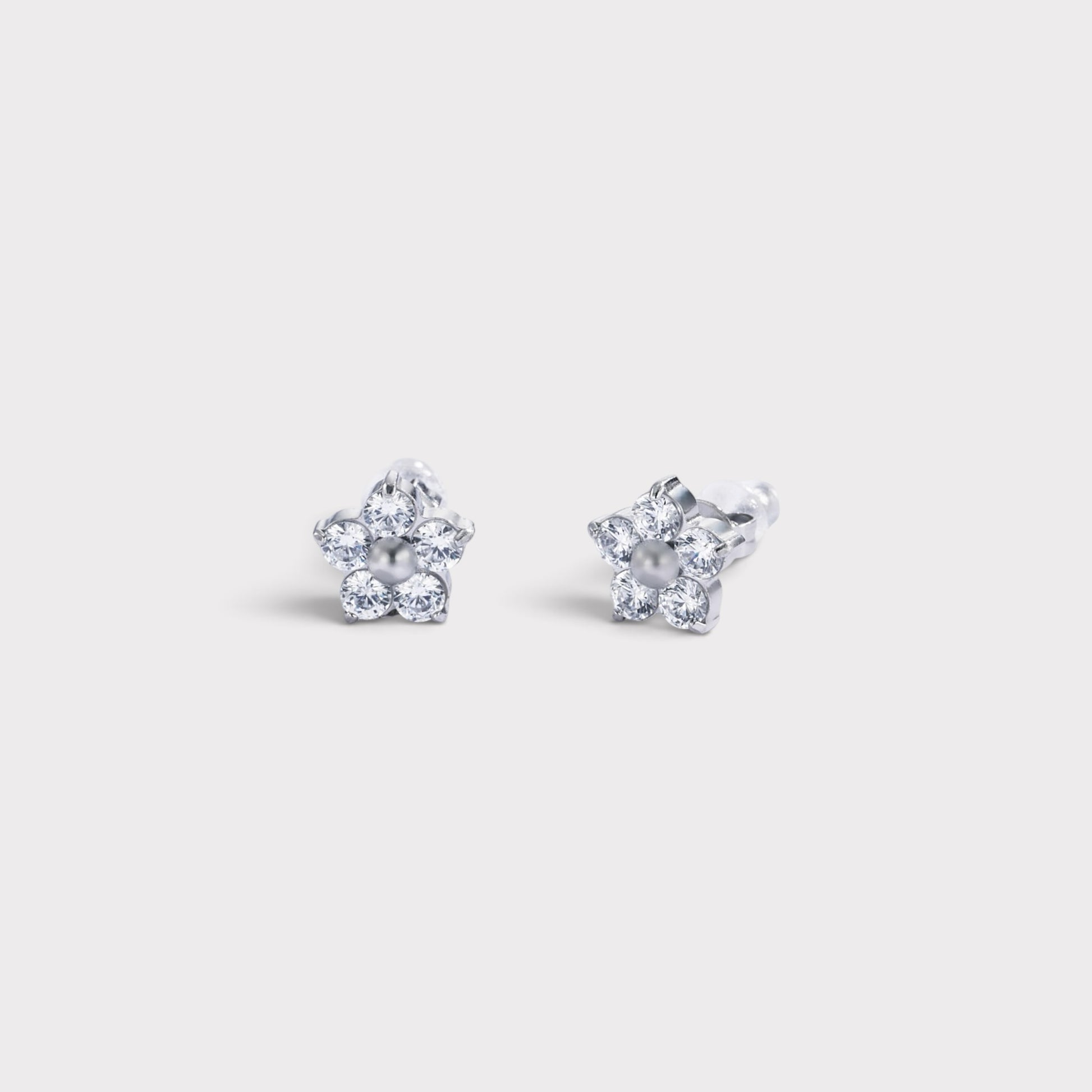 Brincos Verve em formato de flor com pérola central e pétalas cravejadas de zircónias brilhantes em metal prateado.