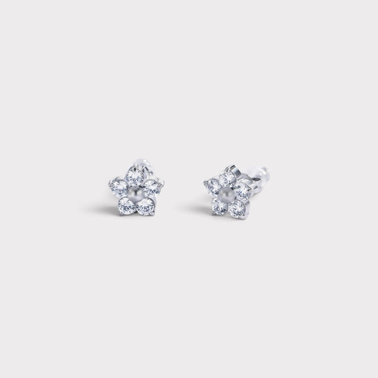 Brincos Verve em formato de flor com pérola central e pétalas cravejadas de zircónias brilhantes em metal prateado.